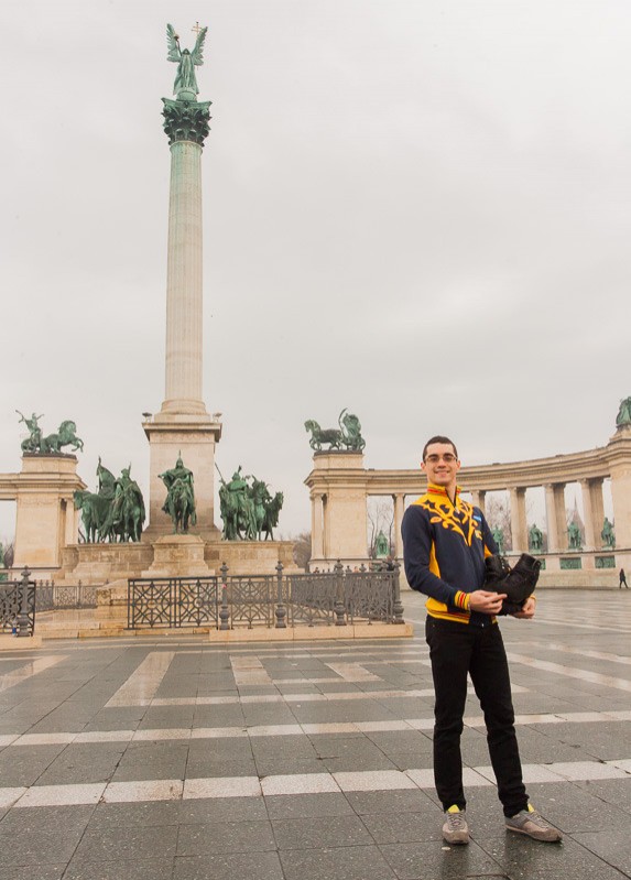 Un héroe español en la Plaza de los Héroes - HIELO ESPAÑOL