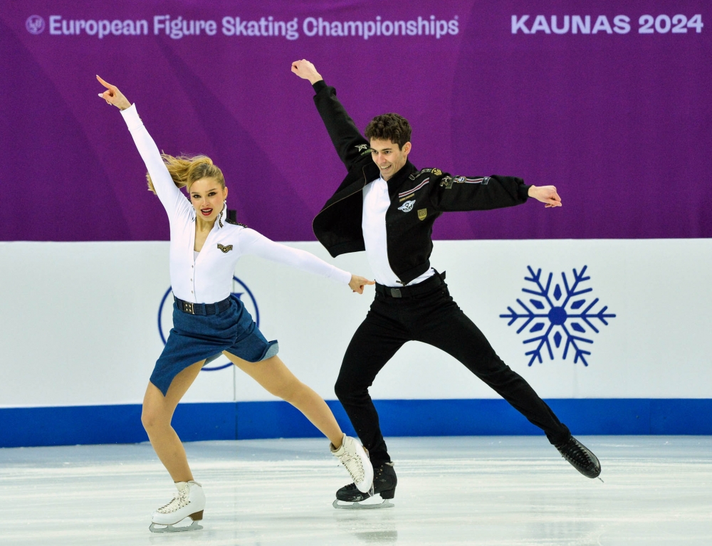 Sofía Val & Asaf Kazimov acaban vigesimoterceros en su primer europeo - HIELO ESPAÑOL